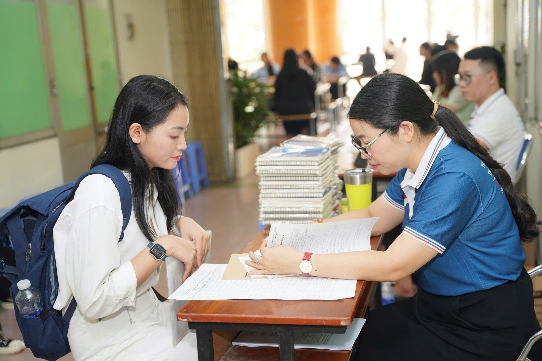 Người học nộp hồ sơ sau đại học ở trường Đại học Sư phạm TP HCM, tháng 10/2025. Ảnh: HCMUE