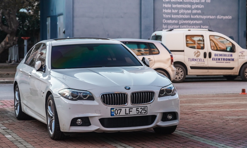 Spesifikasi dan Pilihan Asuransi Mobil BMW 320i