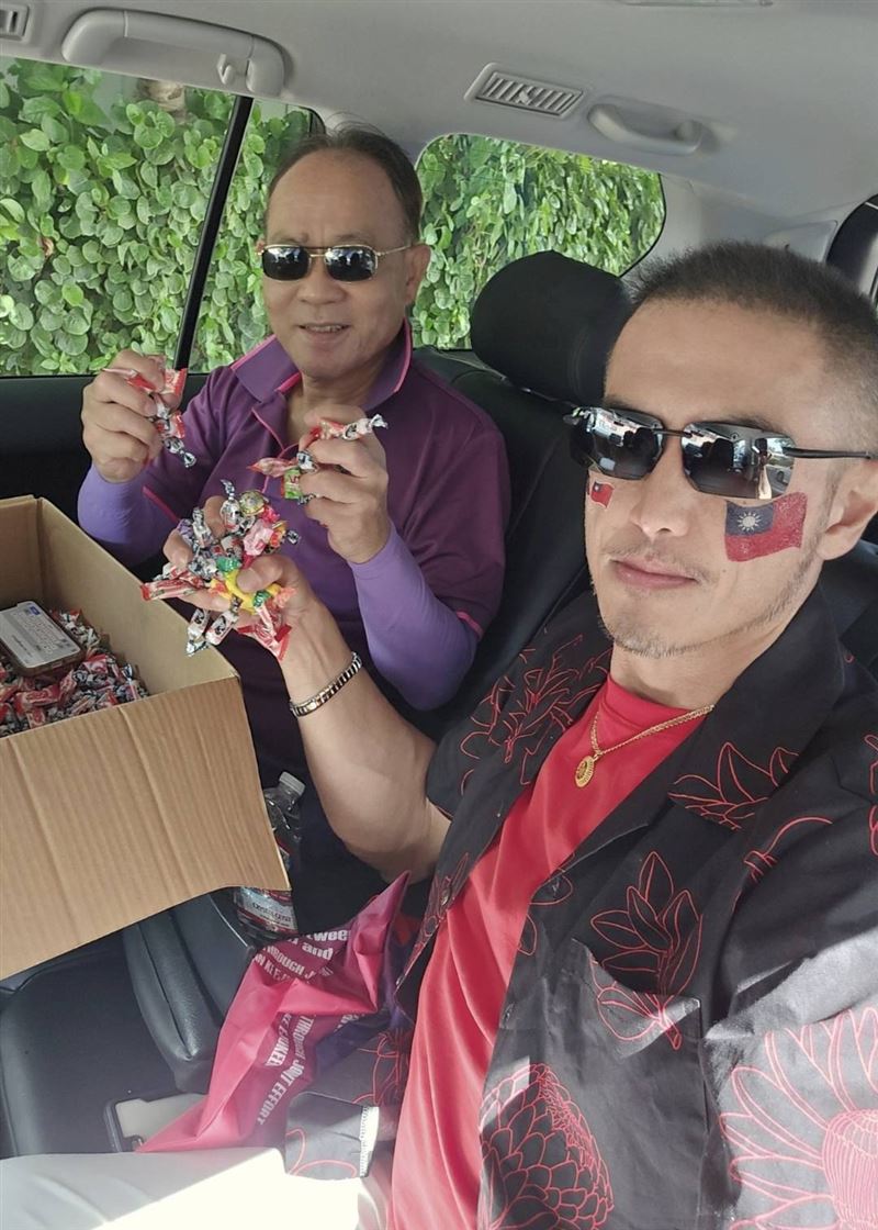 新／最帥大使又PO文!臉貼國旗戴墨鏡帥氣十足分享技術團水果慶耶誕