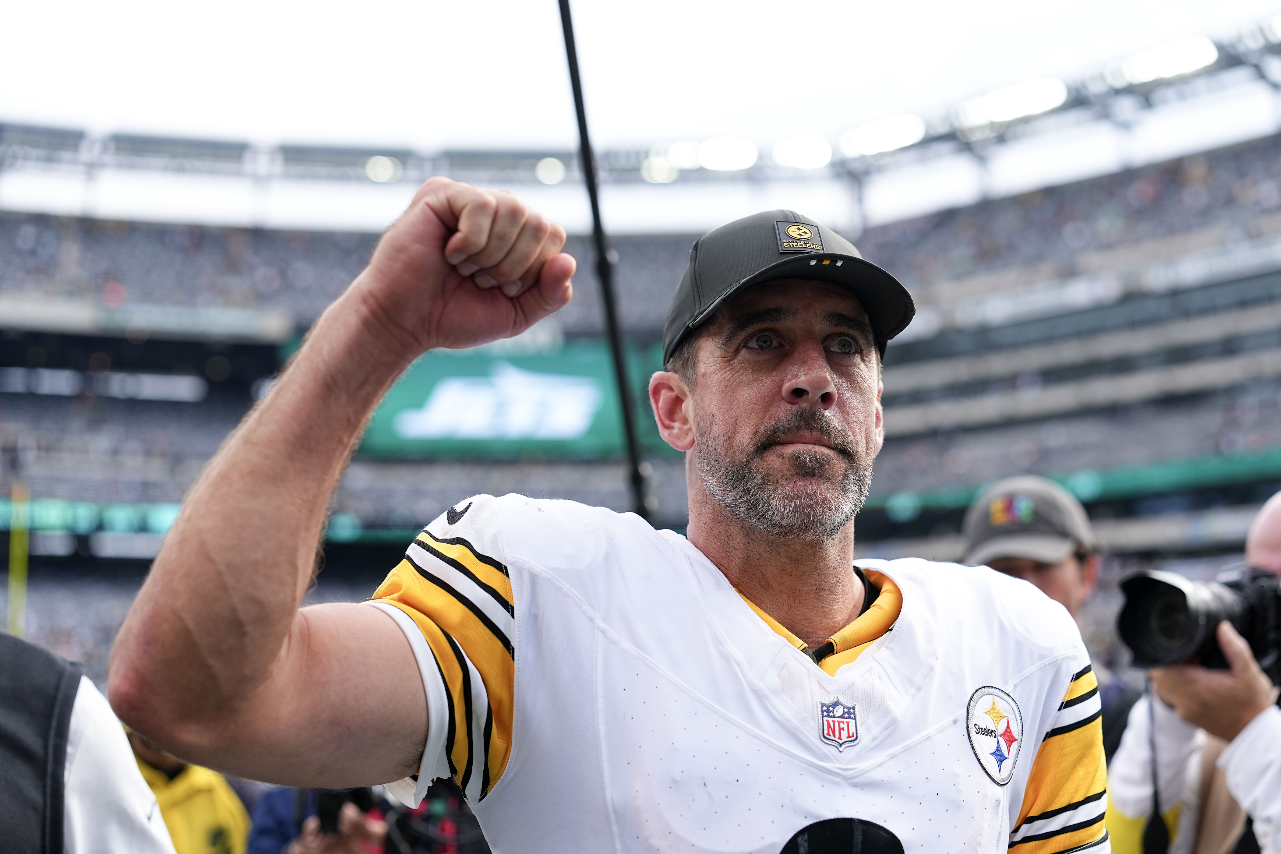 Aaron Rodgers gets emotional with ex-teammate after Steelers win<br><br>