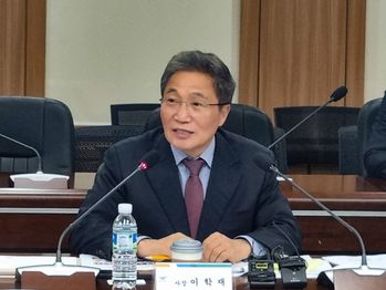 Incheon Airport chief says detecting dollars hidden in books 