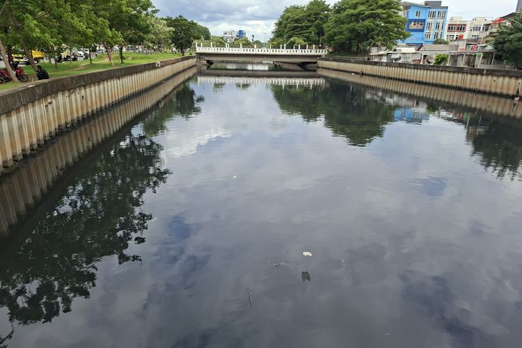 Mencoba Air Kali Hitam di Jakbar, Ini Rasanya Saat Diminum