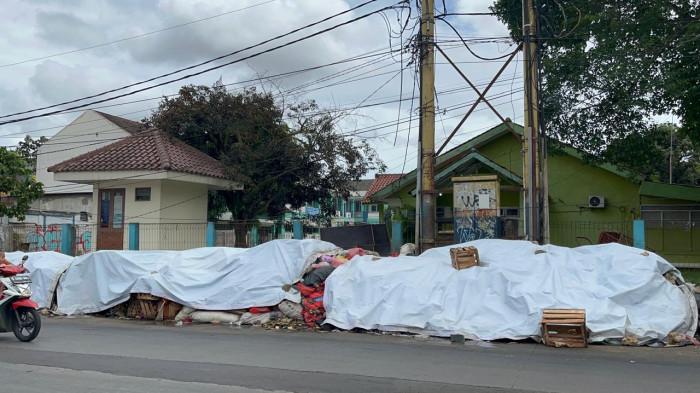 Sampah Terpal di Ciputat Tangsel Dinilai Tidak Efektif, Bau Semakin Menyengat