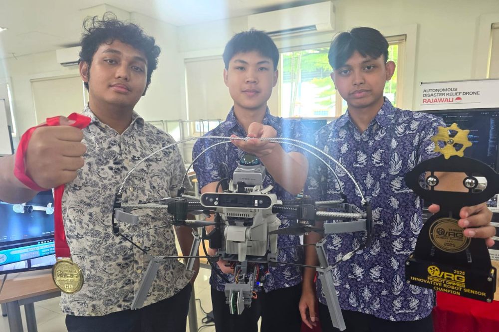 Tiga Siswa SMA Tunjukkan Drone Lokal Tangani Bencana