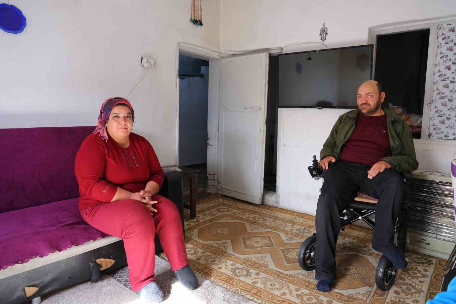 12 YAŞINDAYKEN YÜKSEKTEN DÜŞME SONUCU FELÇ KALAN 33 YAŞINDAKİ ARZU SARITAŞ, İKİ YILDIR EVLİ OLDUĞUNU BELİRTEREK, ENGELLİ EŞİYLE BİRLİKTE BAŞKA GİDECEK YERLERİ OLMADIĞI İÇİN BU EVDE YAŞAMAK ZORUNDA KALDIKLARINI SÖYLEDİ.