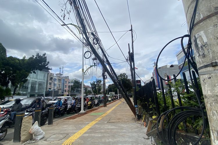 Kabel Berantakan dan Tiang Miring di Depan Kantor Kecamatan Tebet, Warga Khawatir