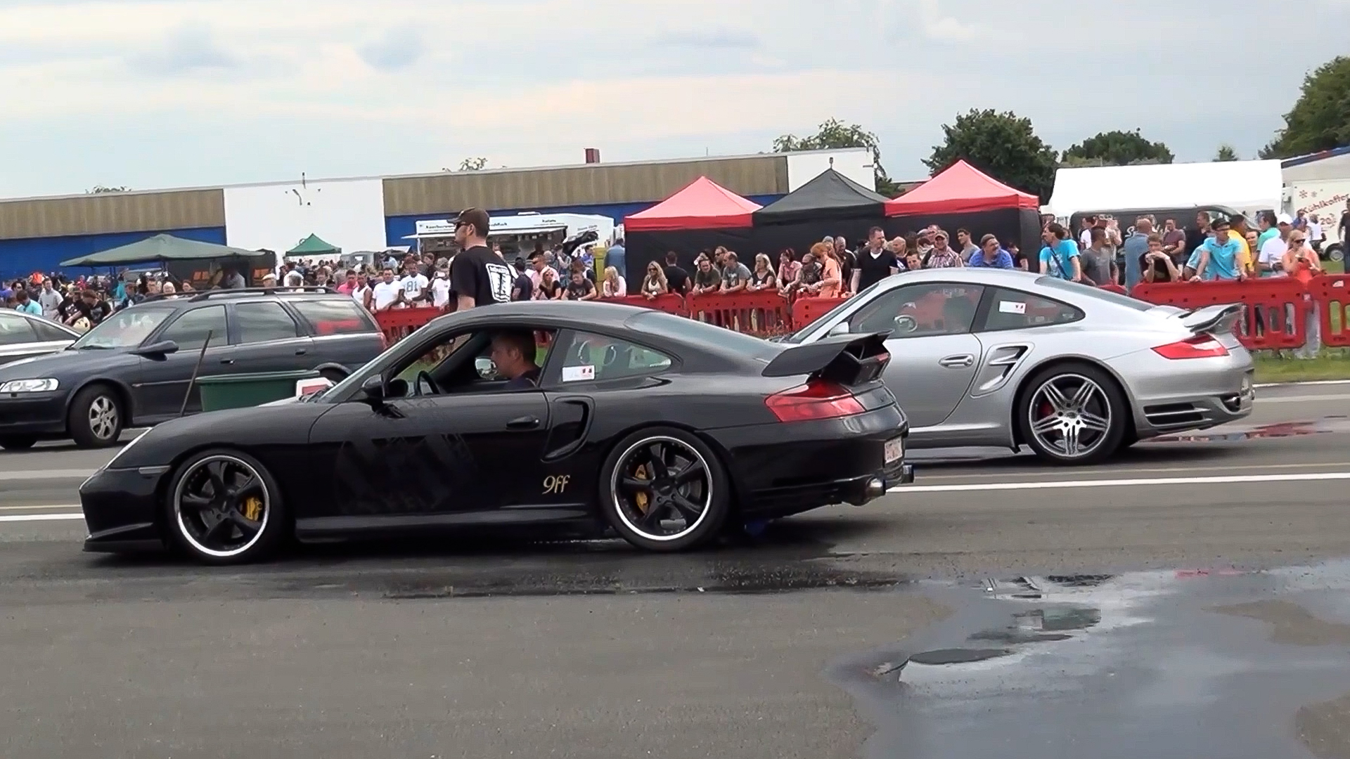Porsche 911 Turbo vs 9FF Carrera drag race