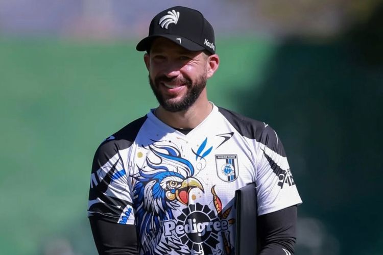 Muda, Hebat, dan Berbahaya! Benjamin Mora Kumpulkan 9 Trofi untuk Bangkitkan Persebaya Surabaya