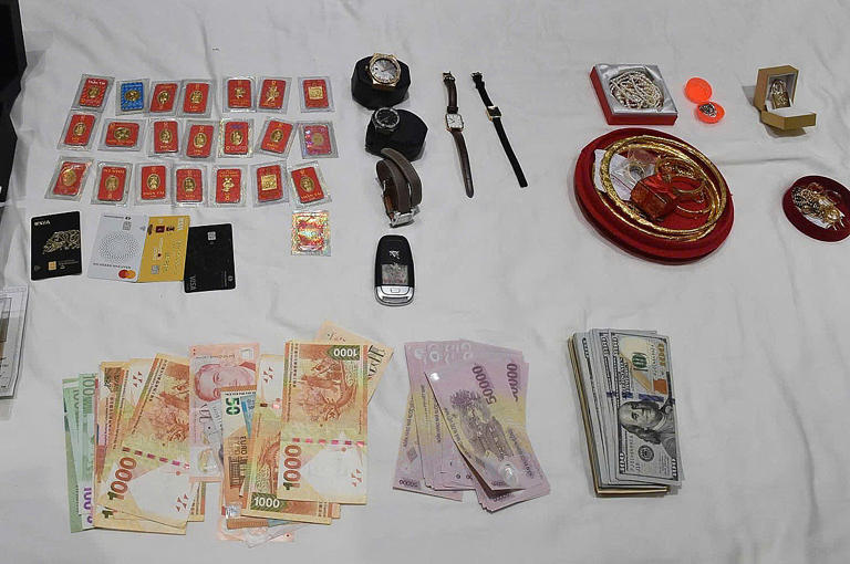 Ngoài bất động sản, nhiều tiền, vàng, ôtô, trang sức của nhóm lừa đảo đã bị công an thu giữ. Ảnh: Tú Anh