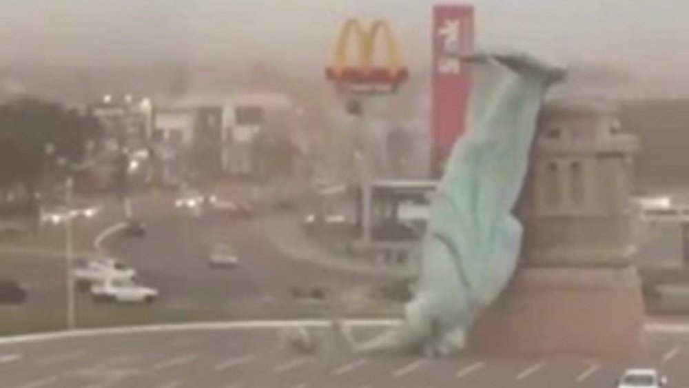 Huge statue topples from its pedestal