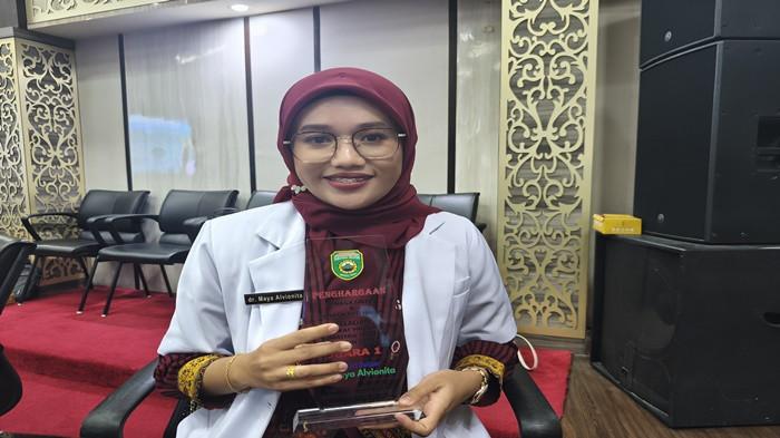 Dr Maya Alvionita Terima Penghargaan Dokter Teladan Sumsel di Puskesmas Makarti Mulya