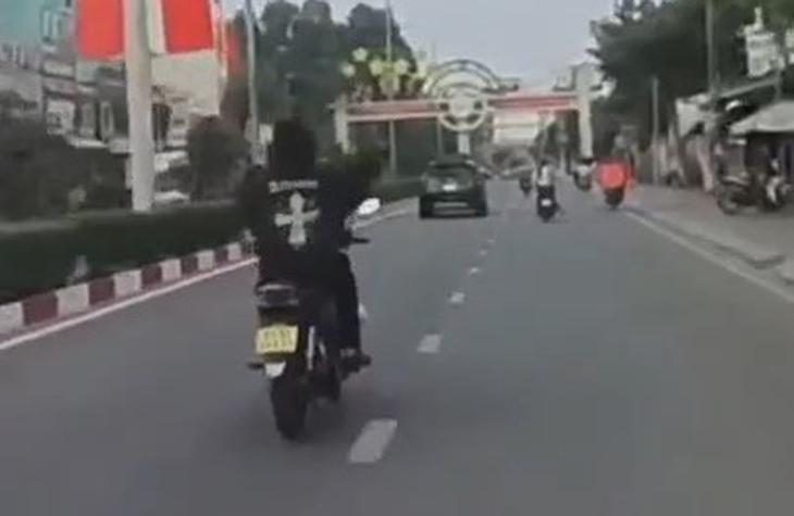 Buông hai tay khi chạy xe máy, nam sinh ở TP.HCM bị tịch thu xe