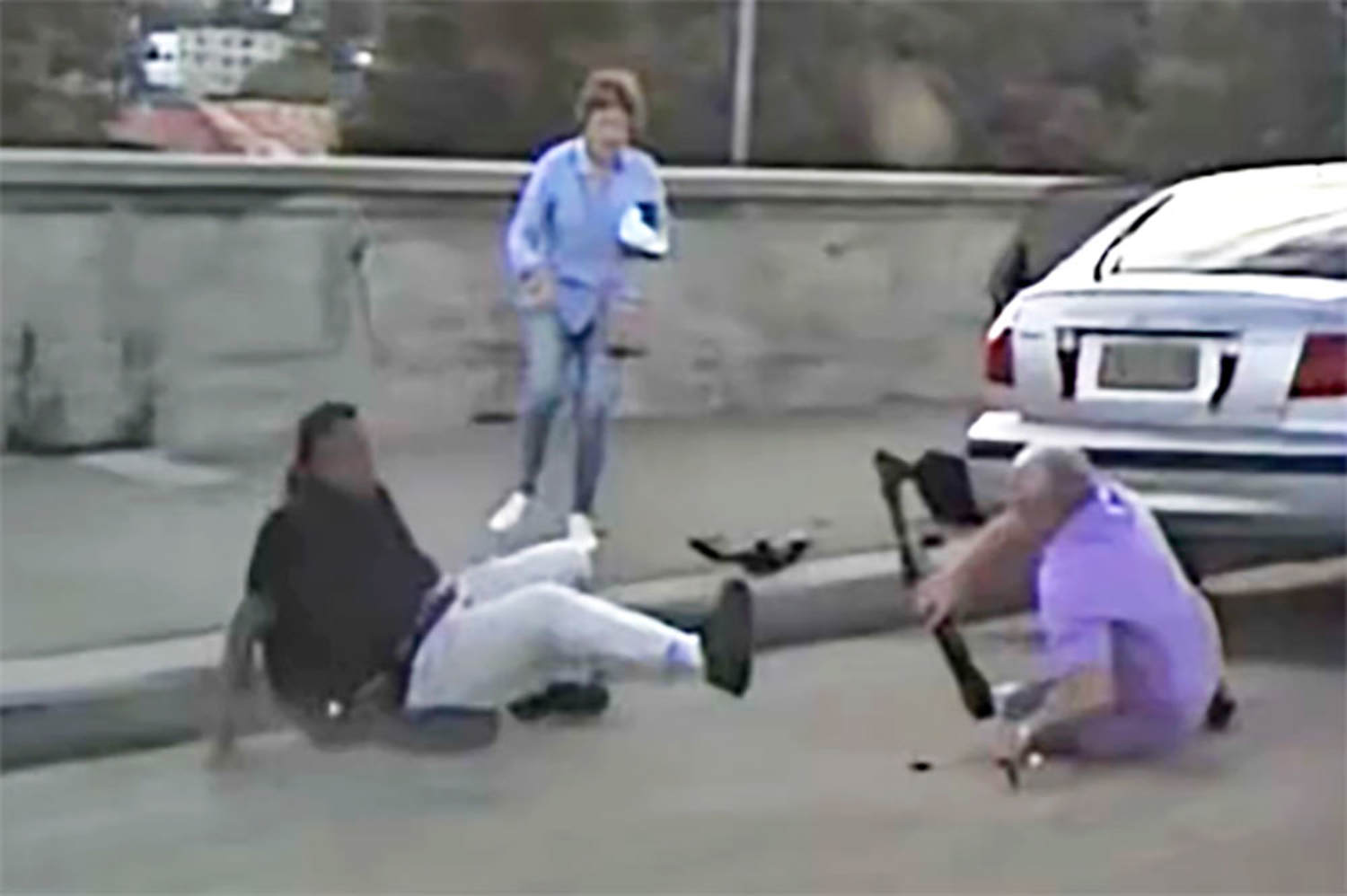 New video shows elderly couple trying to tackle Bondi gunman<br><br>