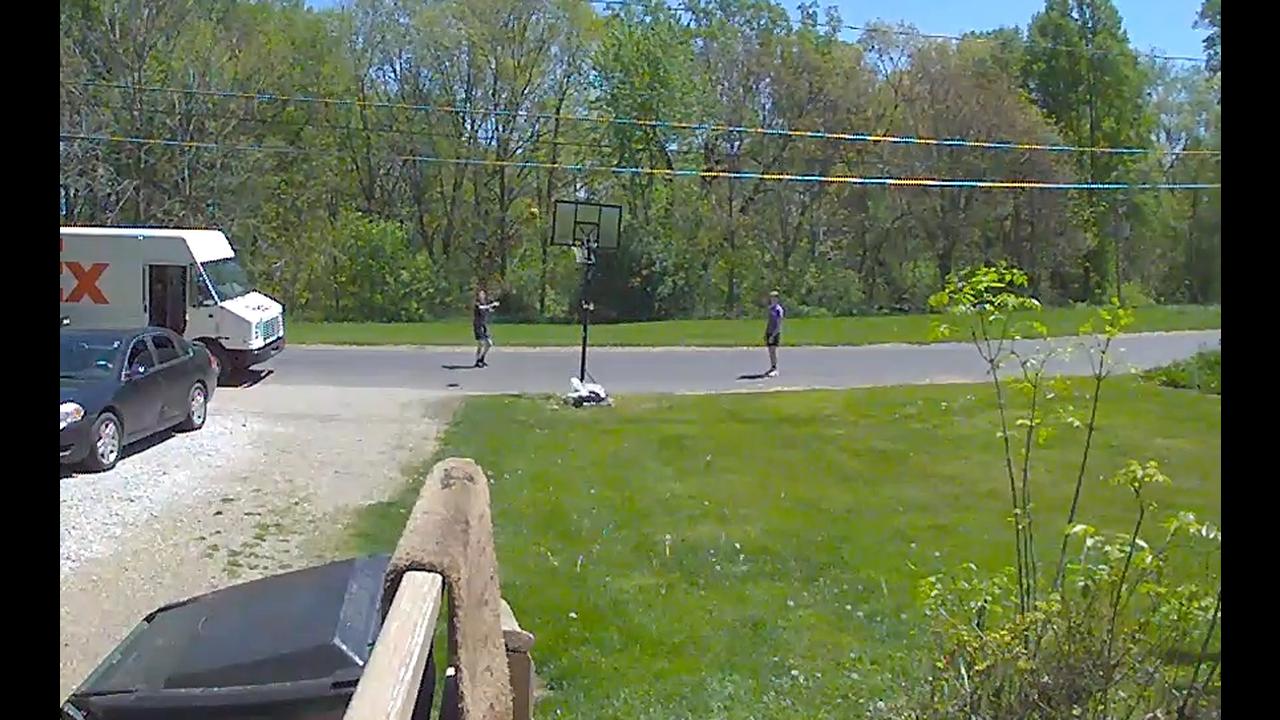 Delivery driver stops to play some basketball<br>