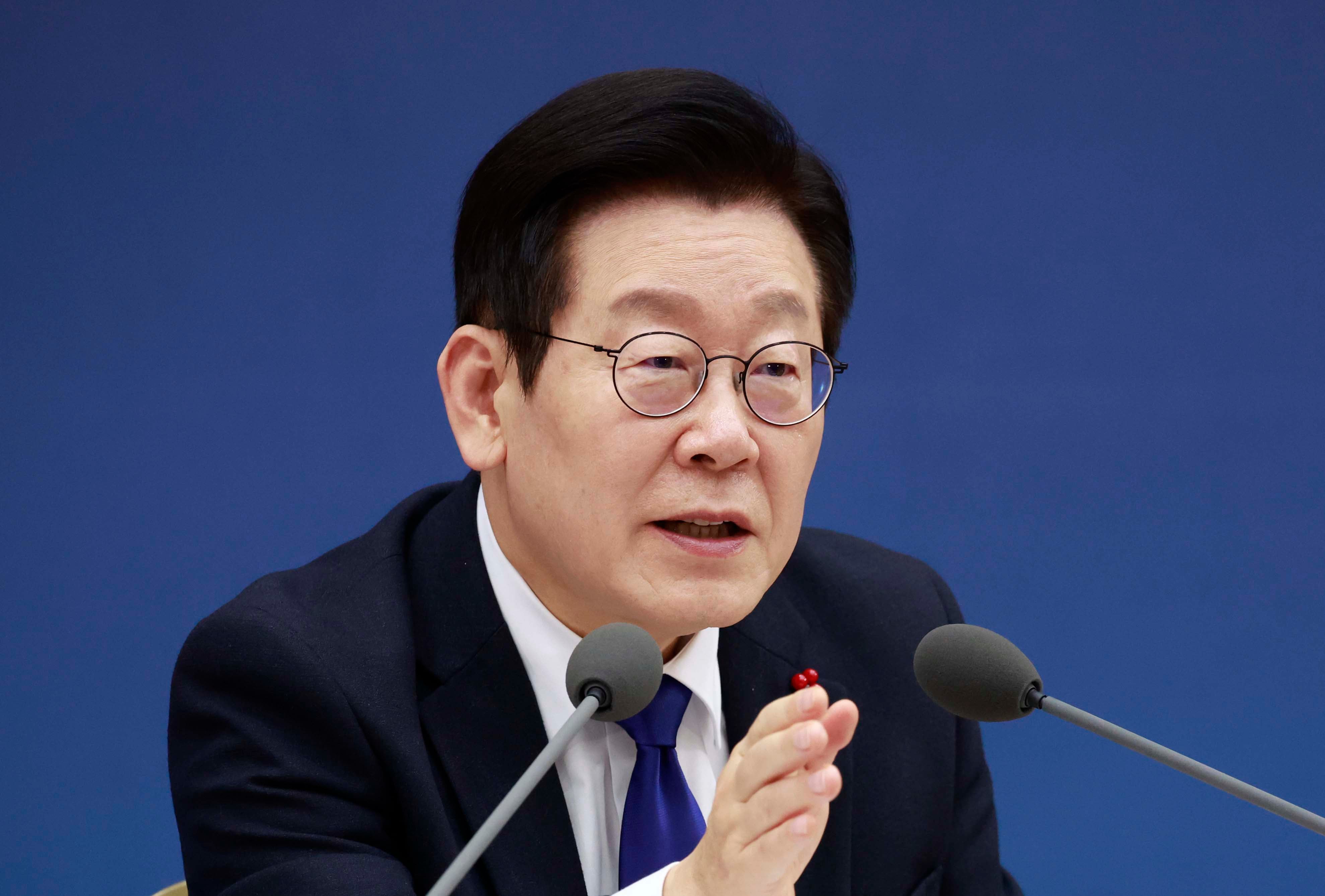 President Lee Jae-myung slams incompetent officials; Lee Hag-jae holds post
