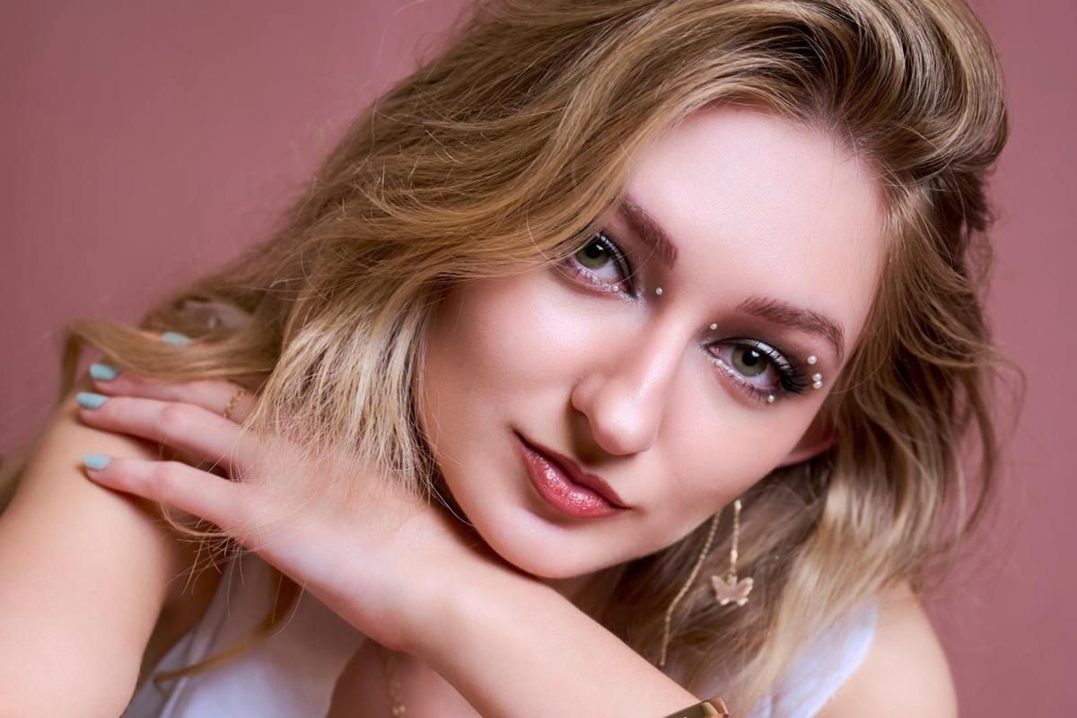 10 Ide Tampil Glowing dan Menarik Saat Natal