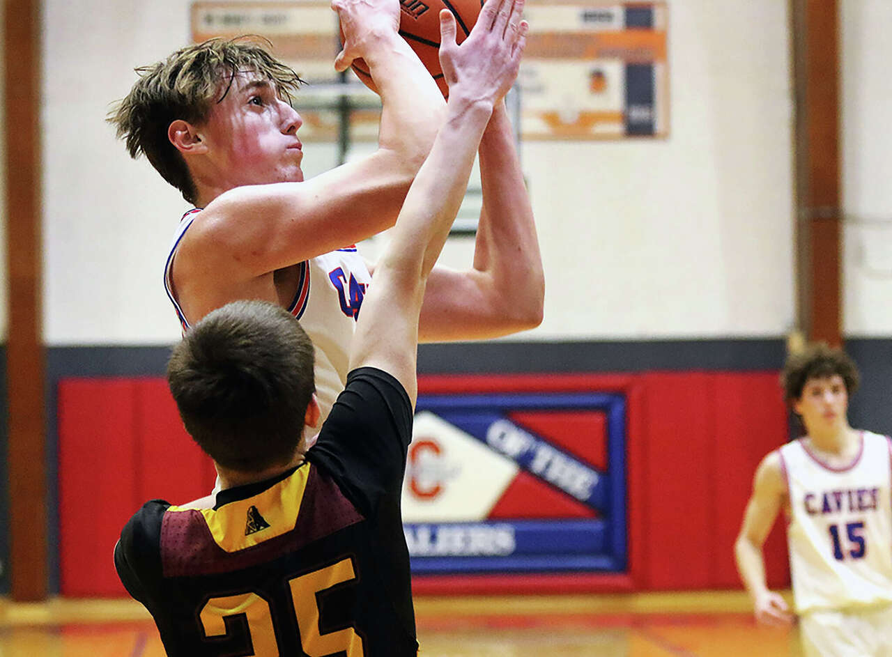 Duckels, Smith power Carlinville boys past Carrollton 61-46