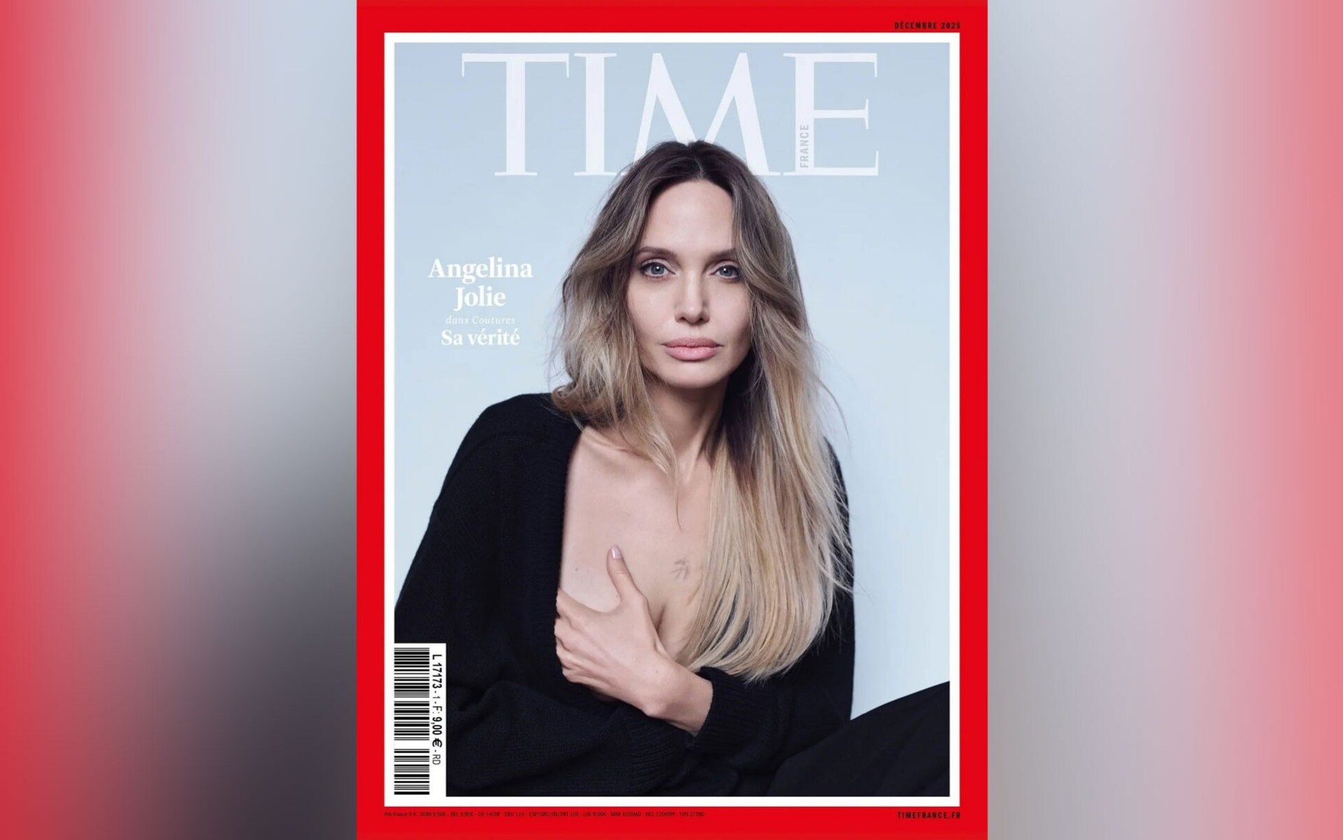 Angelina Jolie reveals mastectomy scars<br><br>