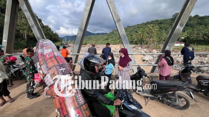 3 Berita Populer Padang: Hubungan Sesama Jenis Guru, Nenek Trauma Banjir, dan Ibu Jemut Jasad Anak