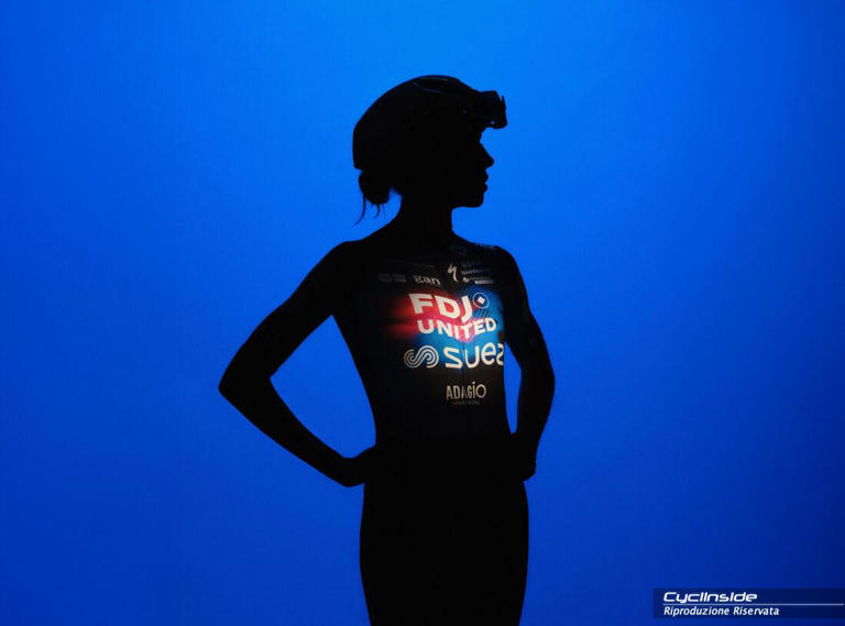 FDJ United SUEZ presenta la maglia 2026 dopo il debutto al Tour de ...
