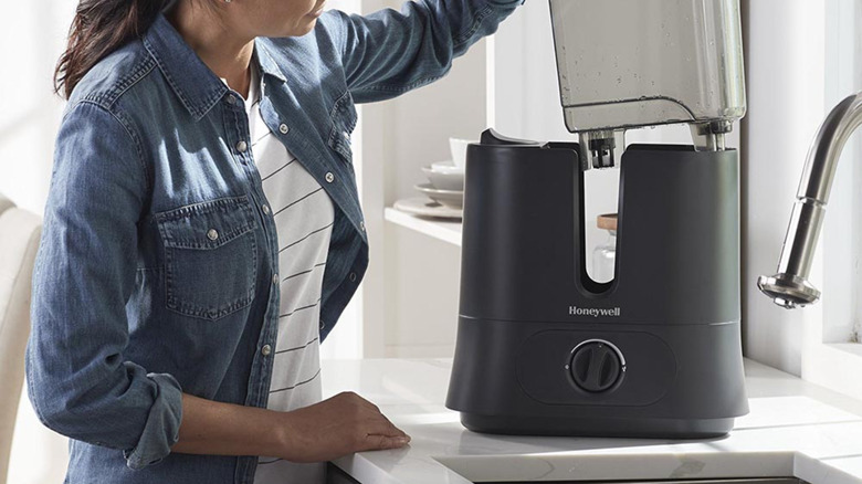 This is the best way to clean your humidifier (inside and out)