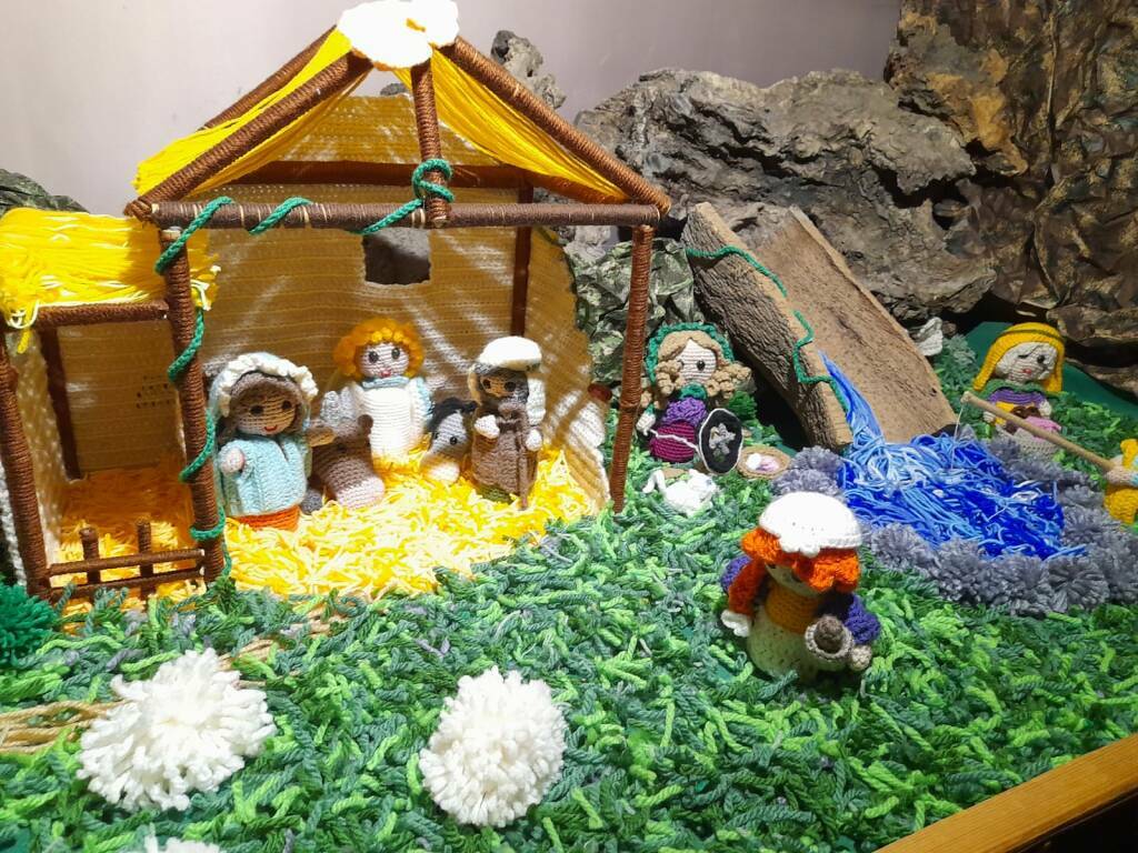 Presepe Artigianale In Fibra Di Banana Dal Kenya | Set 13 Pezzi, Commercio Equo, Fatto A Mano, Altezza Max 12,7 Cm, Regalo Solidale