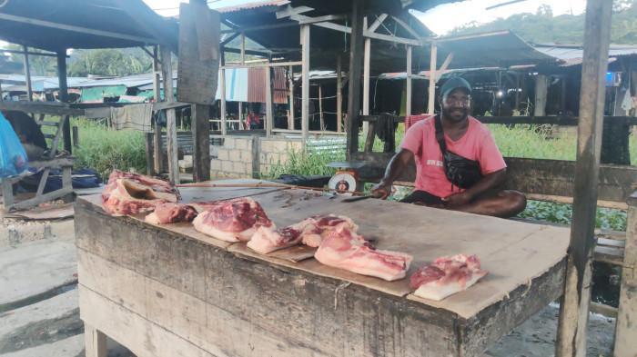 Meski Harga Tembus Rp200 Ribu, Permintaan Daging Babi di Jayapura Tetap Tinggi
