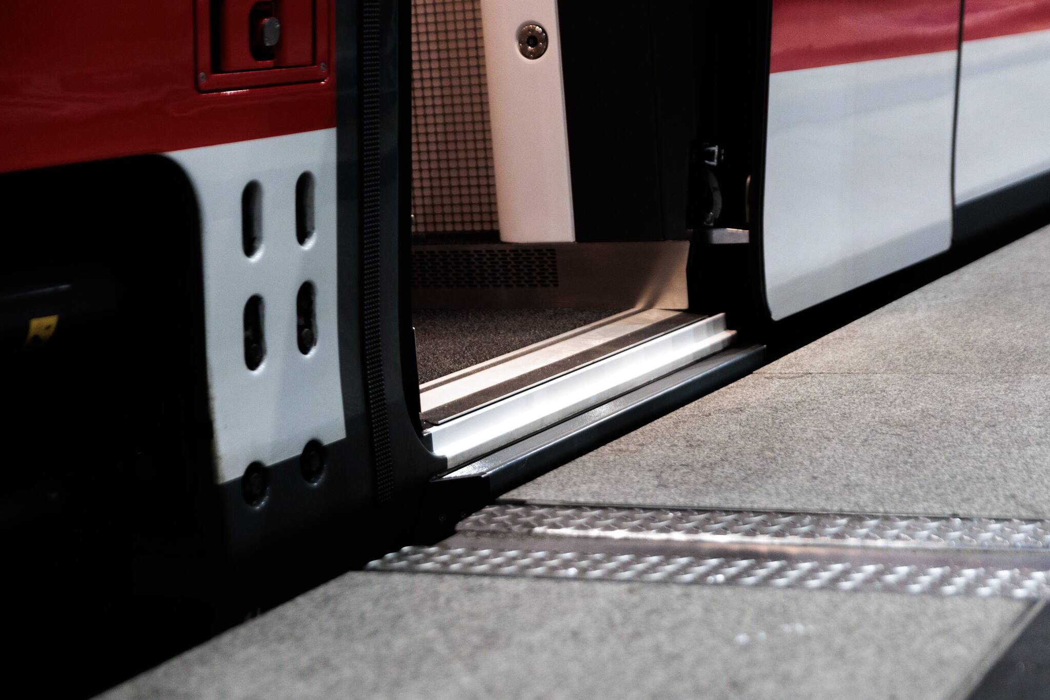 Stufenloser Zugang: Der Einstieg in die Waggons des neuen ICE wird leichter. Quelle: Carsten Koall