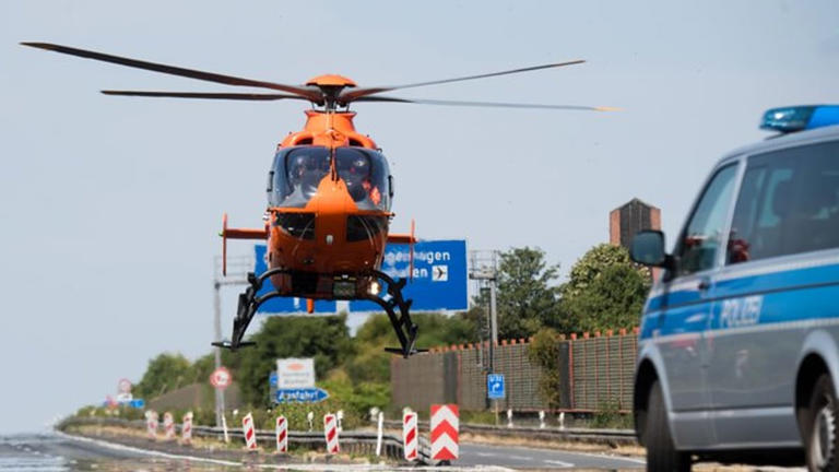 Rettungshubschrauber auf der A2 (Symbolbild): Nach dem Unfall entstand ein langer Stau. (Quelle: Julian Stratenschulte/Archiv/dpa)