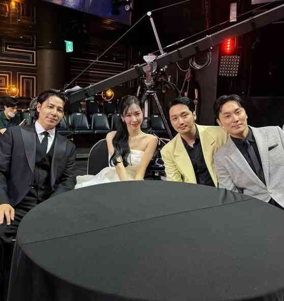 Tiffany SNSD dan Byun Yo Han Umumkan Hubungan dengan Surat untuk Fans