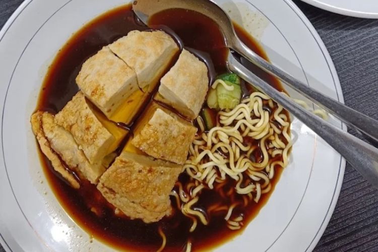 Tidak Perlu ke Palembang, 5 Pempek Surabaya Ini Sama Enaknya