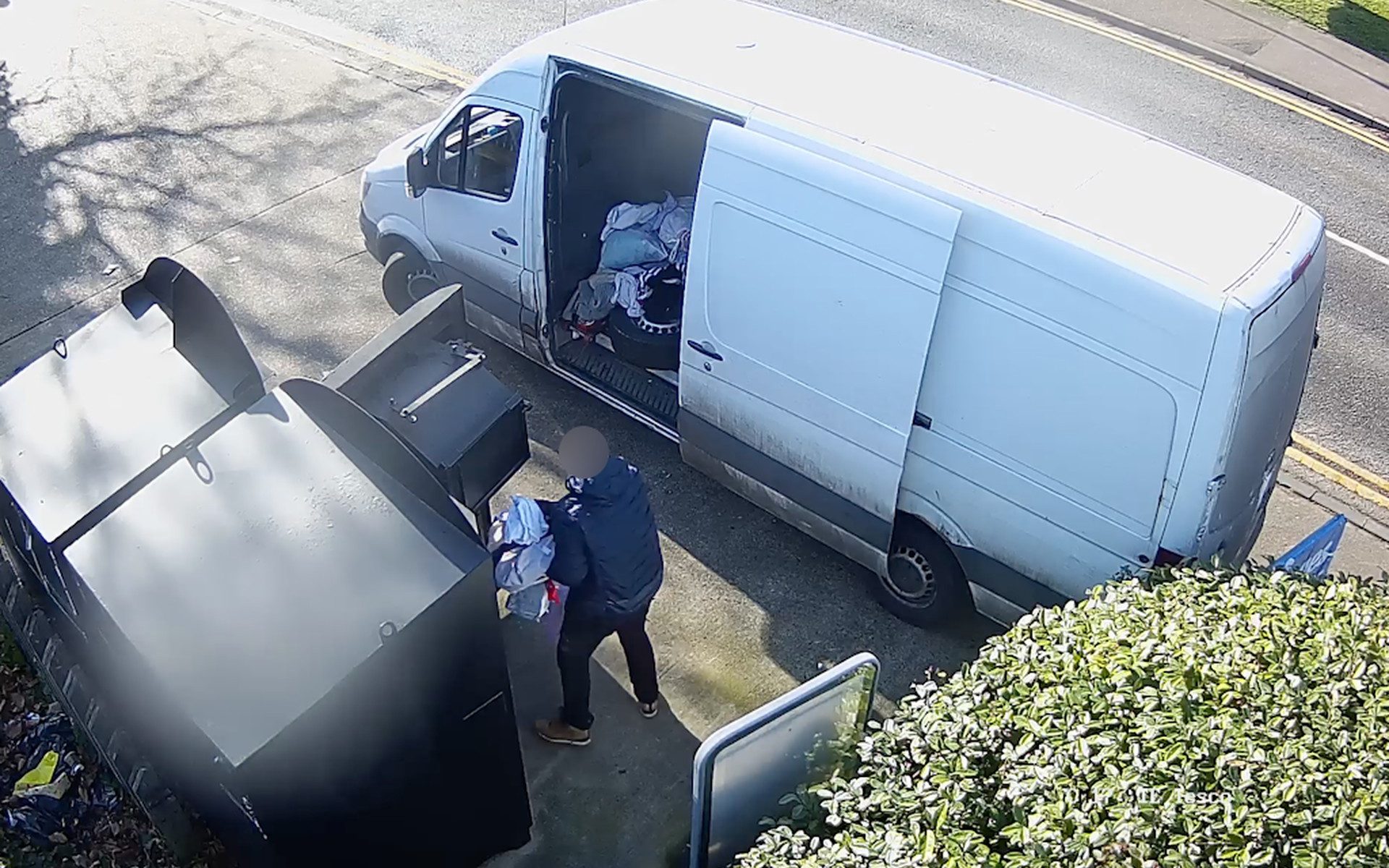 Gang arrested for stealing from clothes banks to sell abroad<br>