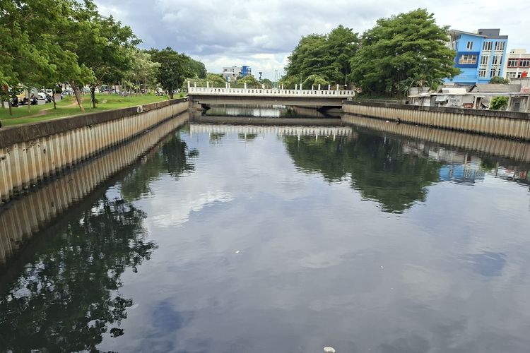 Dari Kali Hitam ke Segelas Air Bersih: Perjalanan Air Rusun Pesakih dari Kali Mookervart