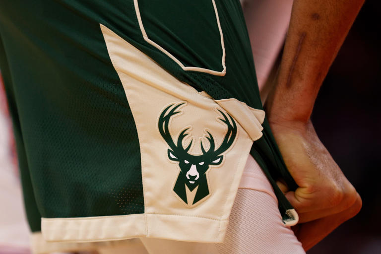 Bucks considering trade for $160 million nephew of Chicago Bulls legend