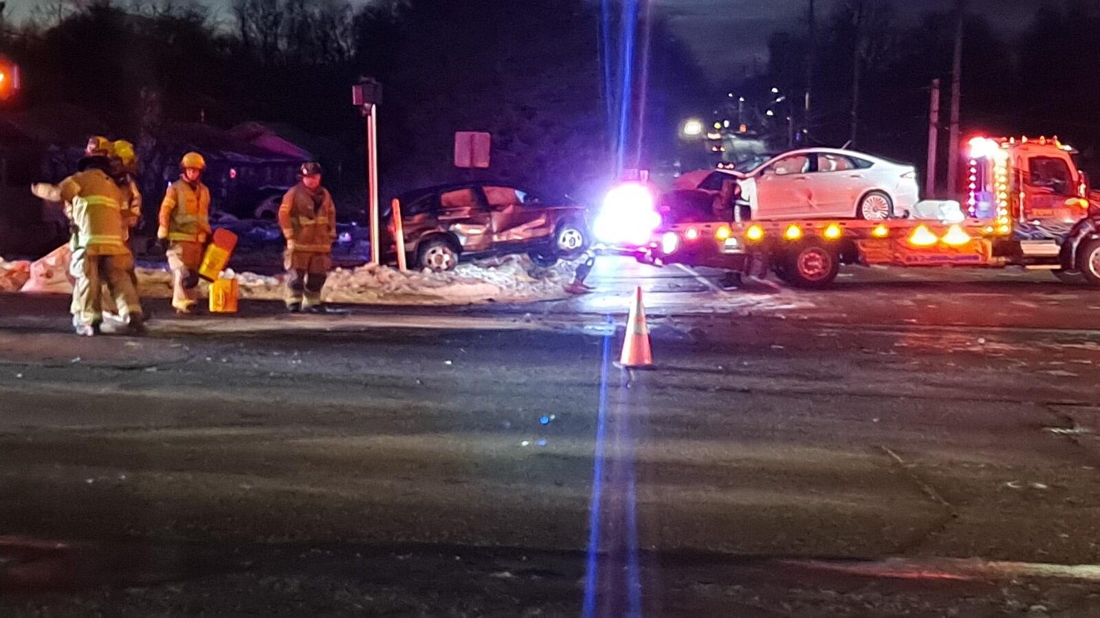 3 injured in crash at Waverly Road and Willow Street in Lansing
