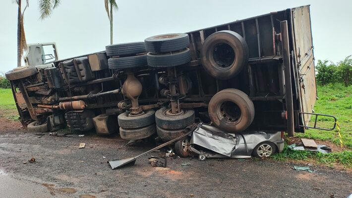 Quatro homens morreram após caminhão tombar e esmagar veículo onde estavam, na SP-322 Foto: CWB Comunicação/Marcelo Rosa