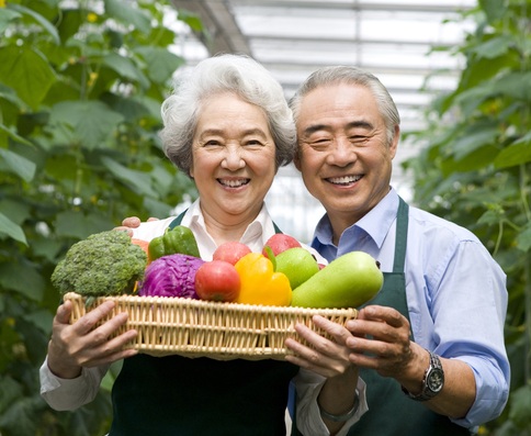 노부부가 행복한 노후를 즐기고 있다. 나이 들어 비교적 편안하게 세상을 떠난 사람도 뚜렷한 병리학적 사망 원인을 갖고 있다는 연구 결과가 나왔다. 즉 장수 노인을 포함한 모든 사람은 특정 장기에 고장이 난 질병 때문에 별세한다. 사진=게티이미지뱅크
