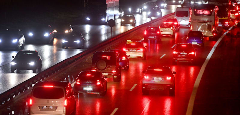 Abendlicher dichter Strassenverkehr auf der Autiobahn A9 bei Muenchen.Stau,Stop and go,zaehfliesend, verstopfte Hauptverkehrsstrasse,dichter Strassenverkehr.Abends,nachts,Lichter,Naesse,Rush Hour, ?