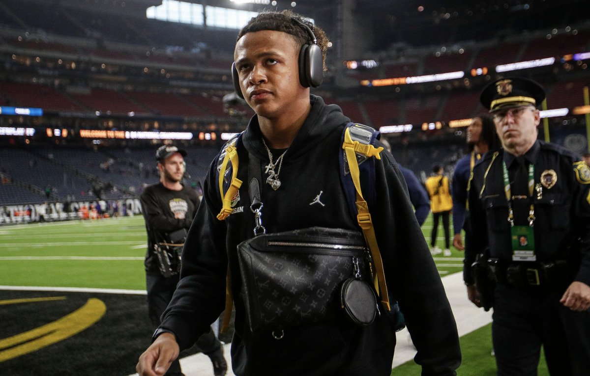 Power-4 quarterback with connections to Tennessee enters NCAA transfer portal, but he may not make sense for the Vols<br>