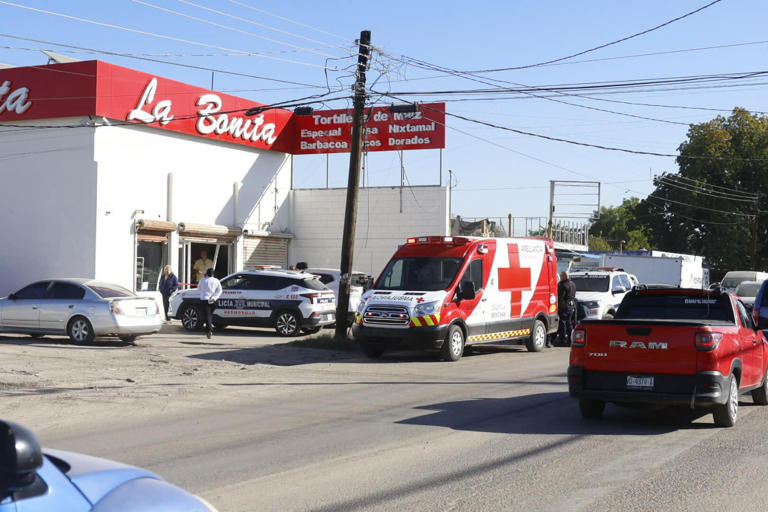 Adulta mayor pierde el control de su camioneta y se impacta contra ...