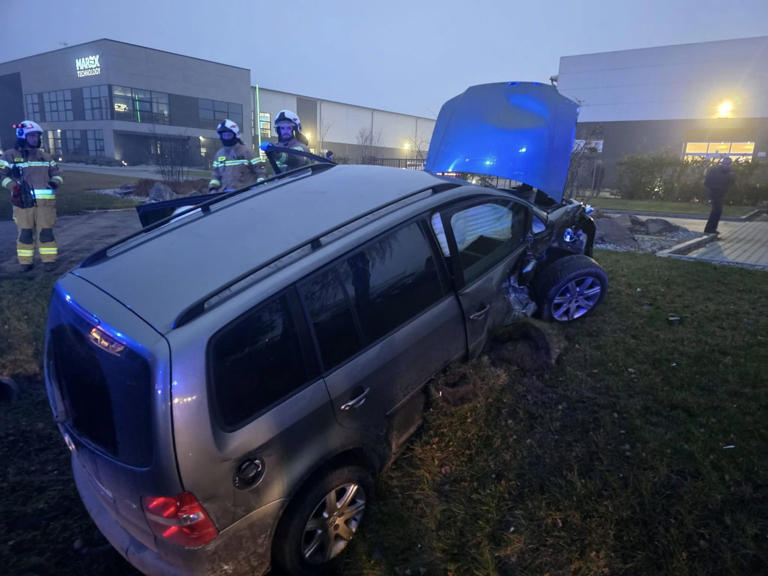 Zderzenie czołowe na DK10 w Drobinie. Jedna osoba trafiła do szpitala