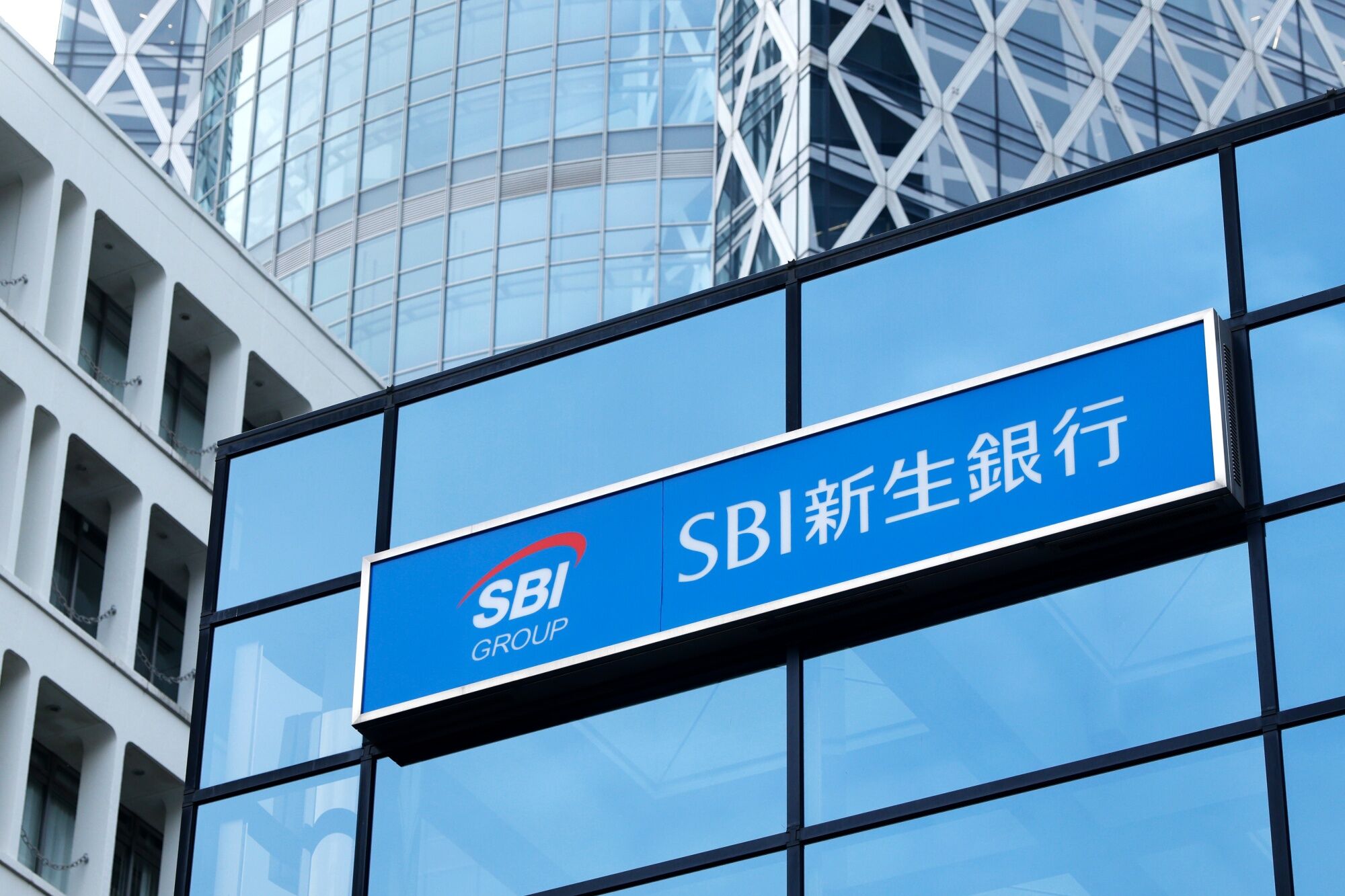SBI新生銀株は公開価格比で12%高、上場初日－今年2番目の大型IPO