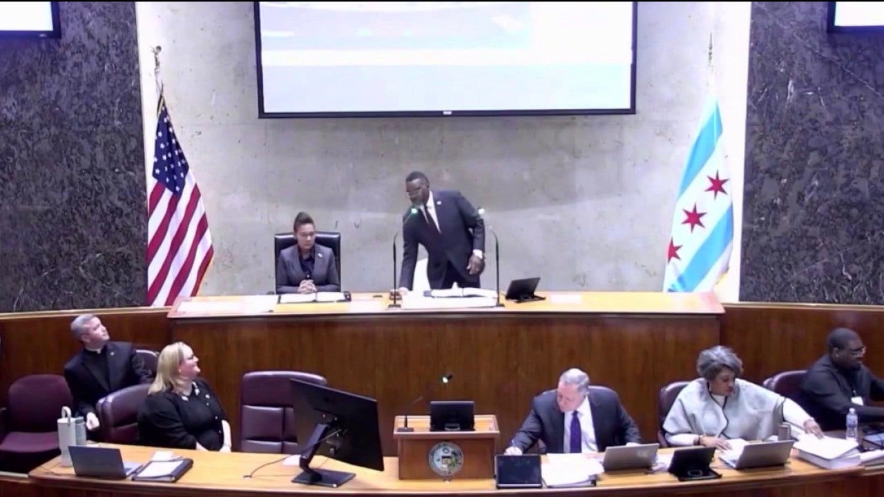 Chicago finance panel advances opposition budget plan amid looming deadline