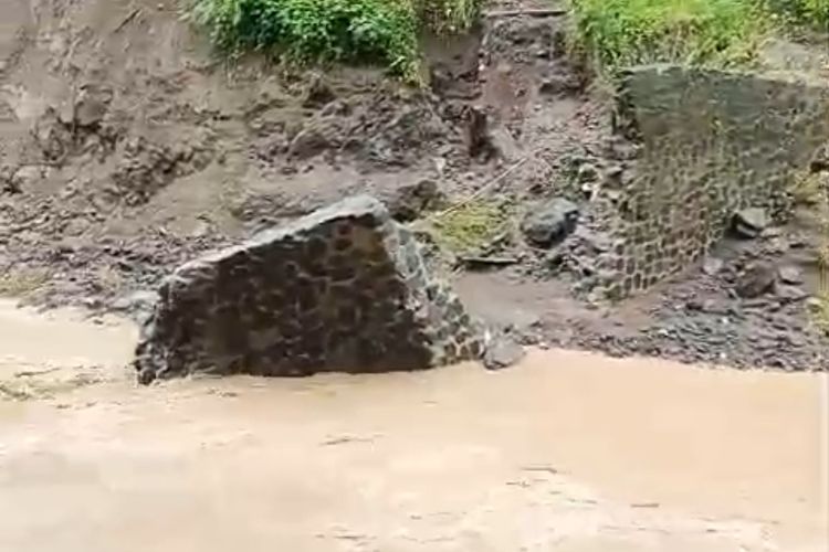 Jembatan putus, tanah longsor mengisolasi warga Ciangkrek Sukabumi