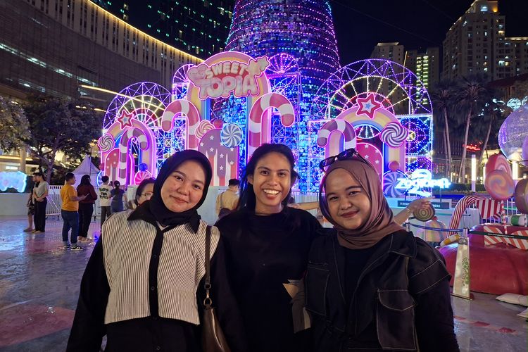 Sahabat Lintas Agama Nikmati Hiasan Natal di Central Park: Bahagia Bersama