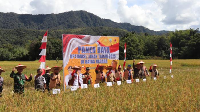 Gubernur Kaltara dan Bupati Nunukan Panen Padi di Krayan, Hasilkan 4.000 Ton Tahunan