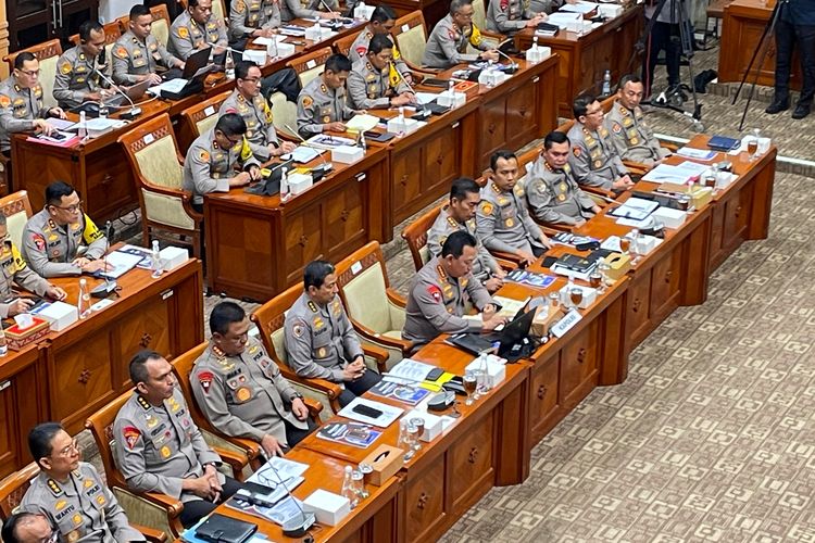 Polisi Sipil Mengganggu Birokrasi