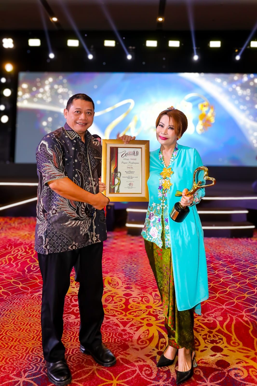 Fokus Meningkatkan Kekuatan Perempuan, Lian Tje Terima Penghargaan