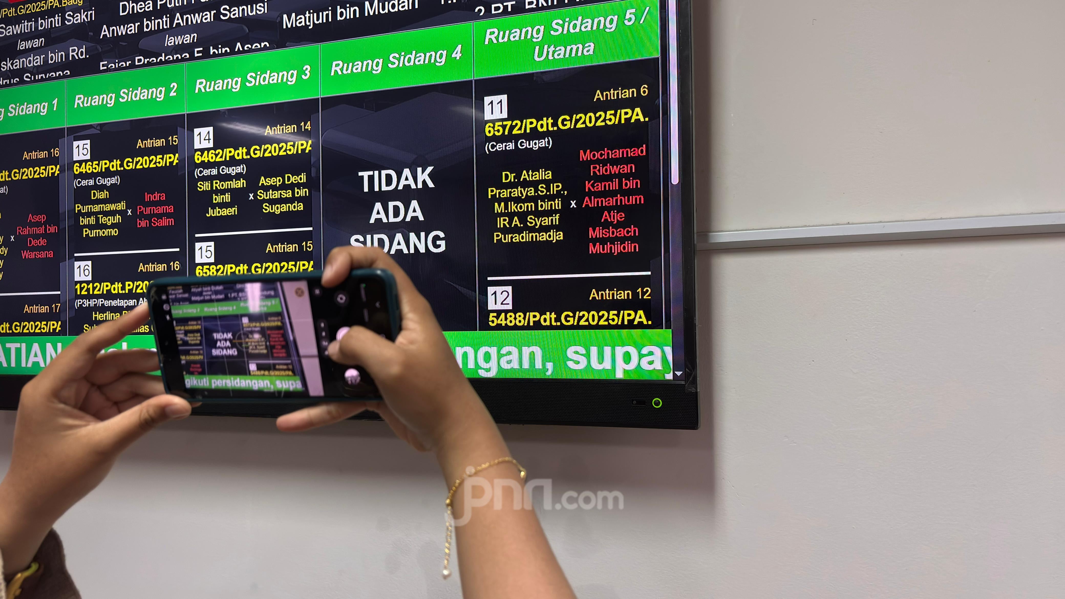 Diperkarakan Cerai, Ridwan Kamil Libatkan 8 Pengacara