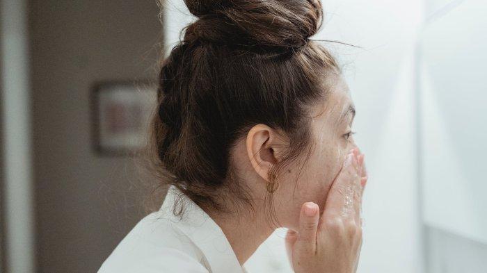 7 rekomendasi pembersih wajah pH rendah untuk kulit sensitif